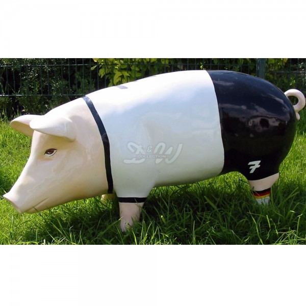 D&W Collection Deko Werbe Tier Figur Schwein Ferkel Dekoration Figuren Werbefiguren Werbung Optik Garten Tiere Schweine Eber Bache Schweinchen 94 cm Nutztiere bemalt Kunstbemalung Geschenke Fußball Fußballer Trikot Sport Fan bunt Art Kunst Glücksschwein G