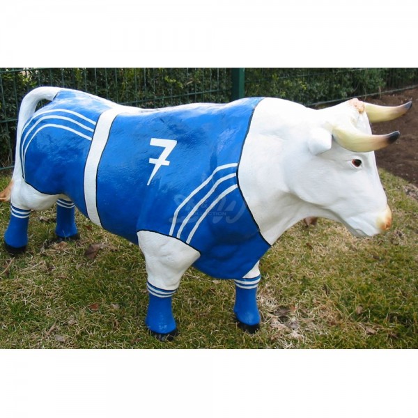 D&W Collection Deko Werbe Tier Stier Bulle Anton blau weiß Kunst Bemalung Fußball Trikot Sport 110 cm Figur Bull Tierpark Freizeitpark Bauernhof Streichelzoo Zoo Garten Dekoration Werbung günstig online kaufen