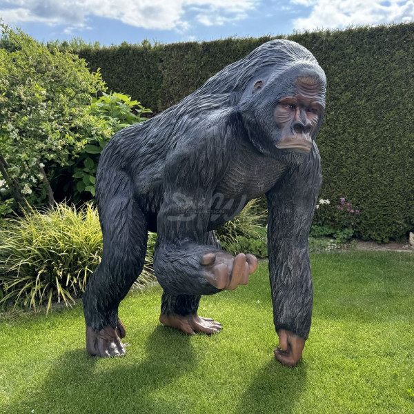 D&W Collection Deko Werbe Figur Gorilla Affe stehend schwarz braun Stinkefinger Zoo Tierpark Garten Dekoration Werbung günstig online kaufen