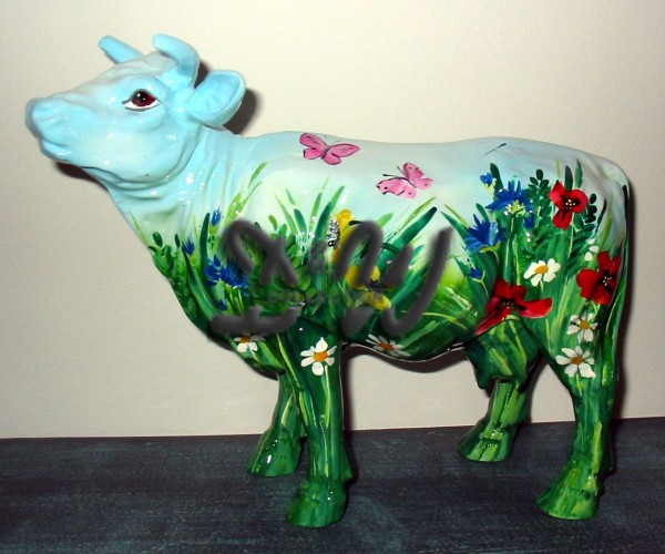 D&W Collection Deko Werbe Tier Figur Kuh mit Kunstbemalung Sommerwiese Sommer Blumen Blumenwiese Schmetterlinge Kunst Cow Bauernhof Zoo Tierpark Garten Dekoration Werbung Skulptur Aufsteller günstig kaufen