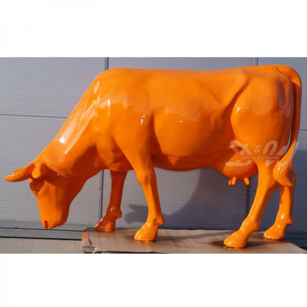 D&W Collection Deko Werbe Tier Figur Kuh Magda 235 cm Kopf unten grasend orange Lack lackiert lebensgroß Cow Bauernhof Zoo Tierpark Dekoration Werbung Skulptur Aufsteller günstig online kaufen
