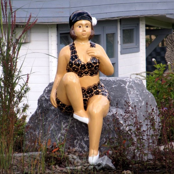 Badende Schwimmerin "Anni" sitzend Spitzen-Unterwäsche in schwarz 110 cm