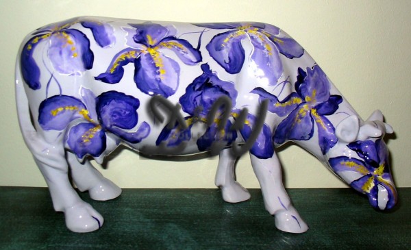 D&W Collection Deko Werbe Tier Figur Kuh Kopf nach unten grasend mit Kunstbemalung lila Lilien Blumen Sommer Kunst Cow Bauernhof Zoo Tierpark Garten Dekoration Werbung Skulptur Aufsteller günstig kaufen