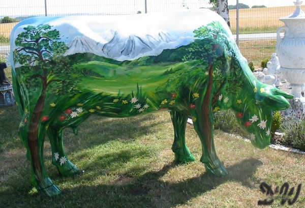 D&W Collection Deko Werbe Tier Figur Kuh Magda Kopf nach unten grasend lebensgroß mit Kunstbemalung Alpenpanorama Kunst Cow Bauernhof Zoo Tierpark Garten Dekoration Werbung Skulptur Aufsteller günstig kaufen
