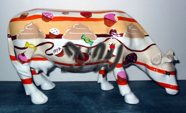 D&W Collection Deko Werbe Tier Figur Kuh grasend Kopf nach unten mit Kunstbemalung Muffins Kuchen Bonbon Sahne Torte Kunst Cow Bauernhof Zoo Tierpark Garten Dekoration Werbung Skulptur Aufsteller günstig kaufen