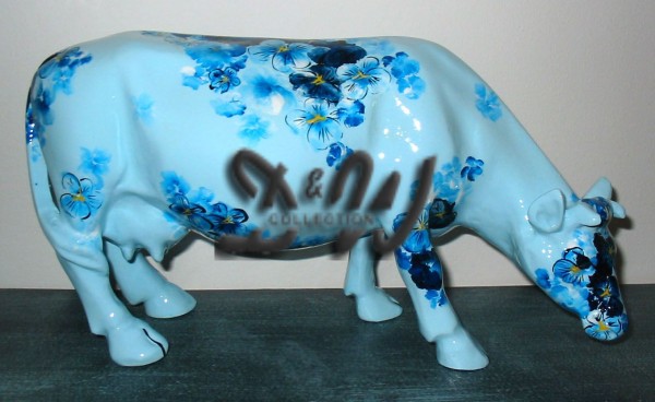 D&W Collection Deko Werbe Tier Figur Kuh grasend Kopf nach unten mit Kunstbemalung Primeln Blumen blau Frühling Kunst Cow Bauernhof Zoo Tierpark Garten Dekoration Werbung Skulptur Aufsteller günstig kaufen