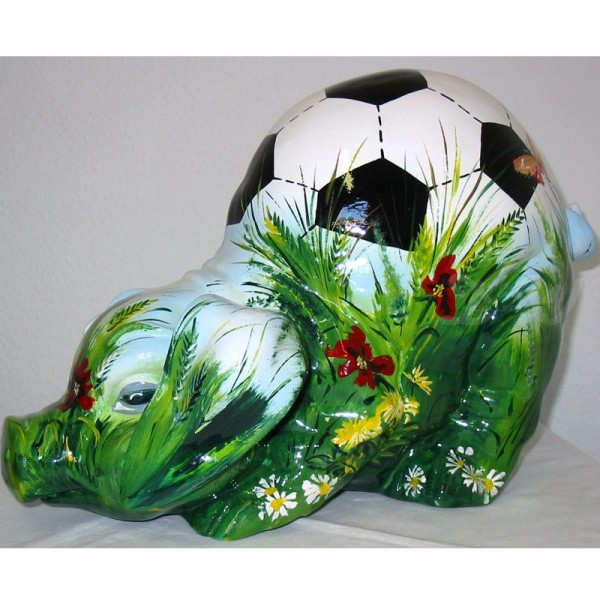 D&W Collection Deko Werbe Tier Figur Schwein mit Kunstbemalung Fußball auf Sommerwiese Gras Blumen Sport Ball 47 cm Kunst Pig Sau Pork Werbung Garten Dekoration Bauernhof Zoo Tierpark günstig online kaufen