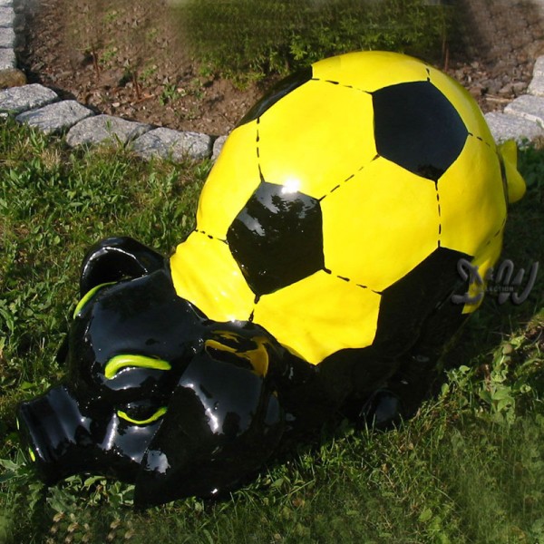 D&W Collection Deko Werbe Tier Figur Schwein mit Kunstbemalung Fußball gelb schwarz Sport Ball 47 cm Kunst Pig Sau Pork Werbung Garten Dekoration Bauernhof Zoo Tierpark günstig online kaufen