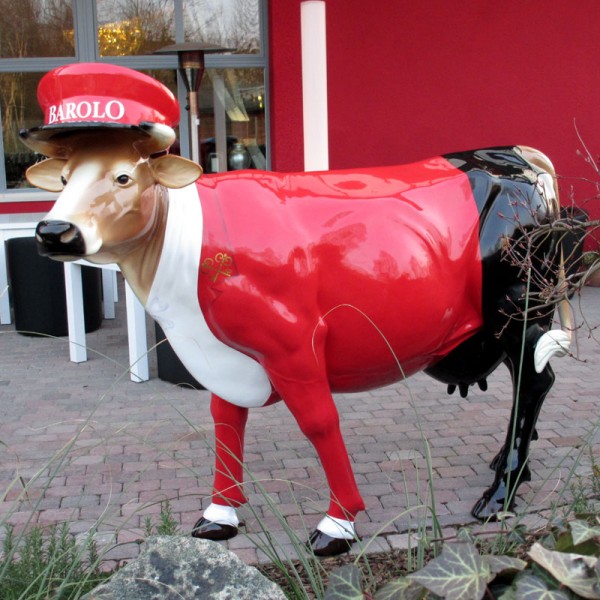 D&W Collection Deko Werbe Tier Figur Kuh Zenzi lebensgroß mit Kunstbemalung Hotelpage mit Mütze Uniform rot schwarz Hotel Kunst Cow Bauernhof Zoo Tierpark Garten Dekoration Werbung Skulptur Aufsteller günstig kaufen