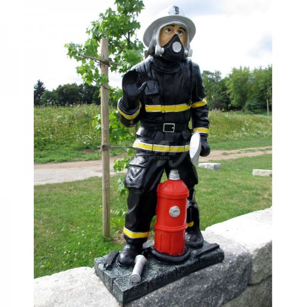 Feuerwehrmann 73 cm mit Helm, Axt und Hydrant (groß)